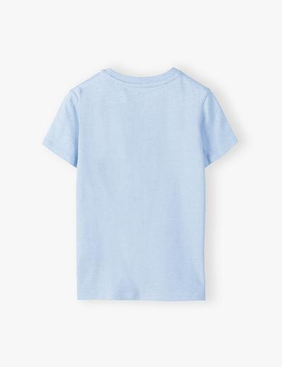 Bawełniany t-shirt chłopięcy z ozdobną kieszonką - niebieski