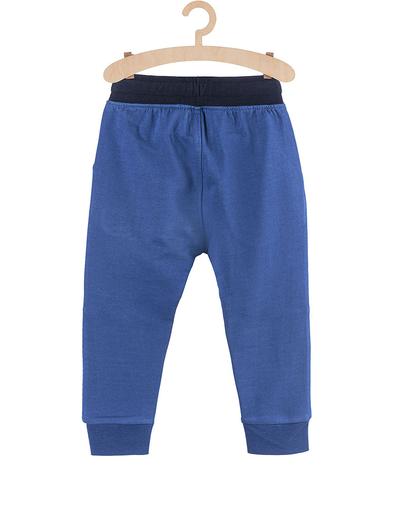 Dresowe spodnie dla chłopca- niebieskie z naszywkami