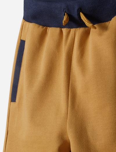 Spodnie dresowe chłopięce w kolorze musztardowym
