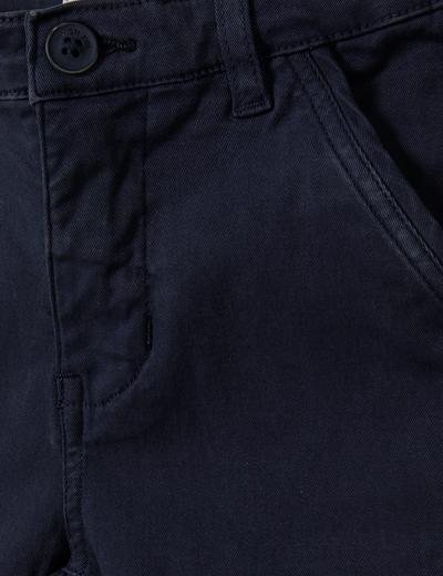 Granatowe spodnie typu chinosy chłopięce