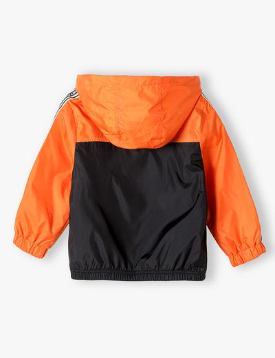 Pomarańczowa kurtka typu wiatrówka dla chłopca z kapturem