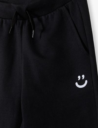 Czarne spodnie dresowe chłopięce regular- emotka z uśmiechem