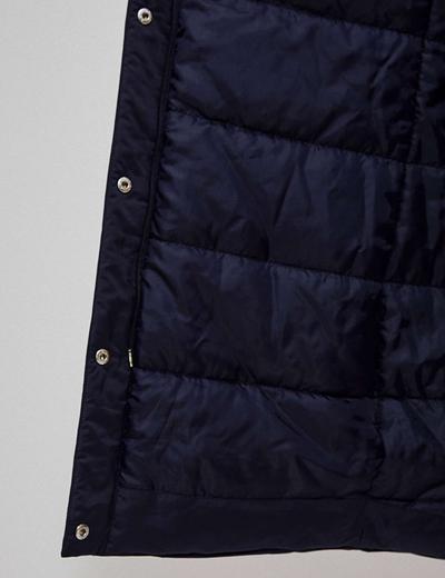 Granatowa pikowana kurtka damska na zimę z kapturem