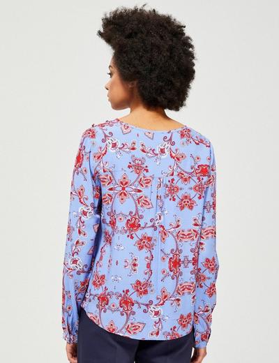 Niebieska wiskozowa koszula damska z kwiatowym wzorem i ozdobnymi guzikami na ramieniu