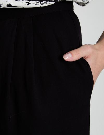 Spodnie damskie z ozdobnymi wiązaniami w kolorze czarnym