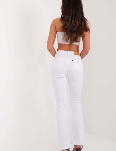 Białe spodnie jeansowe bootcut z kieszeniami