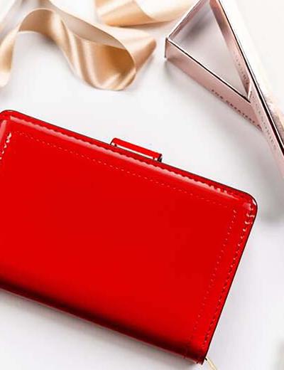 Elegancki portfel damski czerwony ze skóry ekologicznej na zatrzask - Peterson