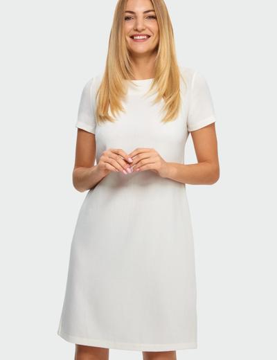 Klasyczna biała sukienka o prostym kroju