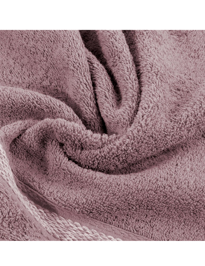 Różowy ręcznik 70x140 cm z ozdobnym pasem