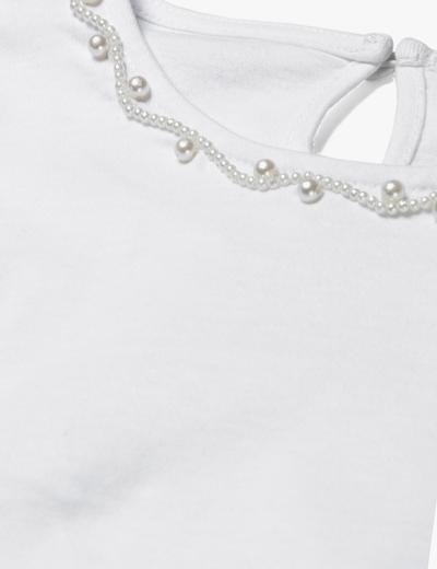 Biała elegancka bluzka dziewczęca z perełkami pod szyją