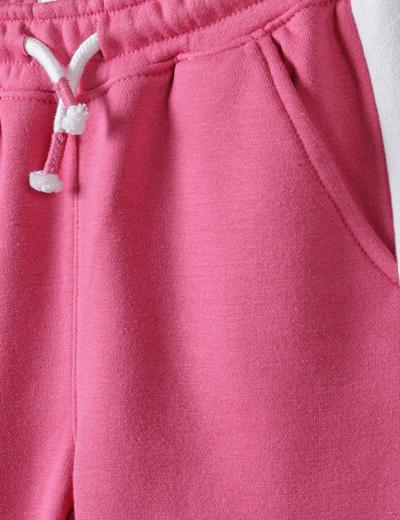 Różowe spodnie dresowe niemowlęce z białymi paskami
