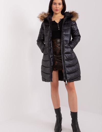 Czarna pikowana kurtka zimowa z futerkiem
