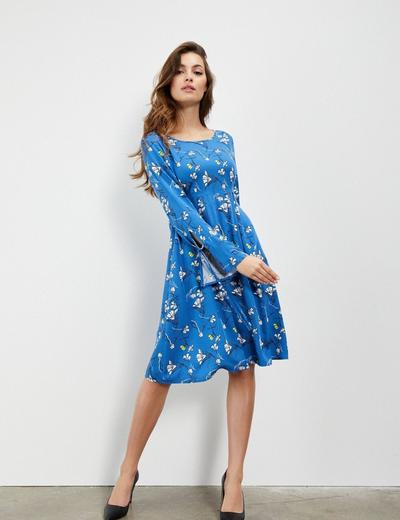 Niebieska sukienka damska w kwiaty o trapezowym kroju