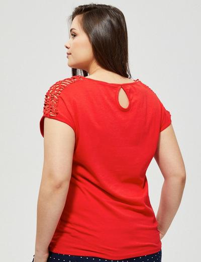 Czerwona bluzka z ozdobnymi wycięciami na rękawach