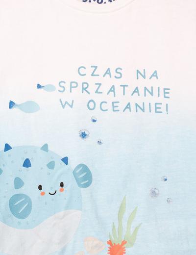 T-shirt niemowlęcy biały z rybkami i hasłem "Czas na sprzątanie w oceanie!"