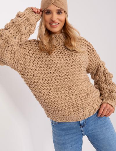 Beżowy sweter oversize z okrągłym dekoltem