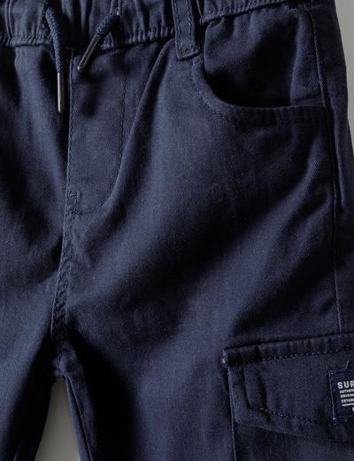 Granatowe spodnie typu bojówki dla chłopca