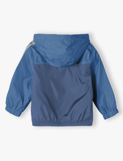 Niebieska kurtka typu wiatrówka dla niemowlaka z kapturem