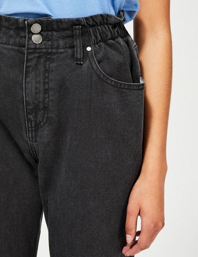Czarne jeansy damskie typu paperbag