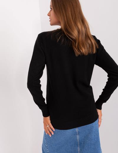 Czarny sweter damski klasyczny z okrągłym dekoltem