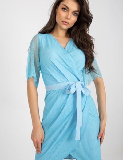 Jasnoniebieska koronkowa sukienka koktajlowa z paskiem