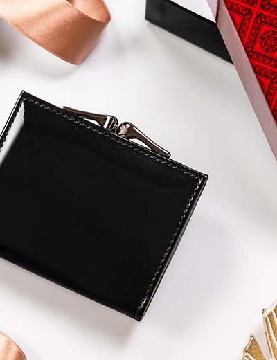 Mały lakierowany portfel damski czarny z ochroną RFID Protect - Cavaldi