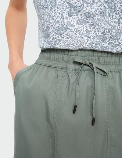 Zielona luźna spódnica z troczkiem i przeszyciami na kieszeniach