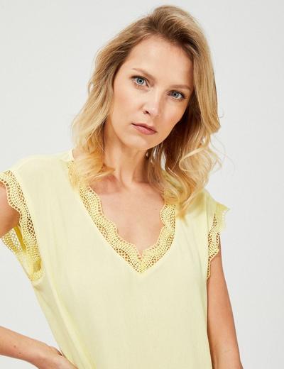 Bluzka damska koszulowa z elementami z koronki dekolt w serek żółta