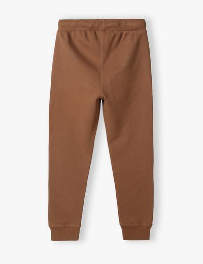 Brązowe spodnie dresowe slim fit chłopięce z napisem na nogawce