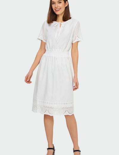Biała bawełniana haftowana sukienka podkreślająca talię