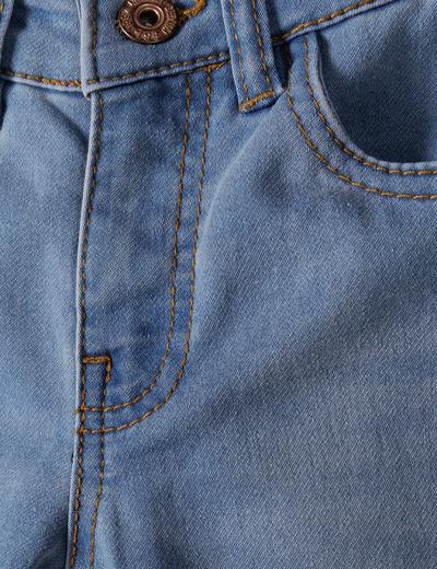 Klasyczne spodnie jeansowe dopasowane dla niemowlaka