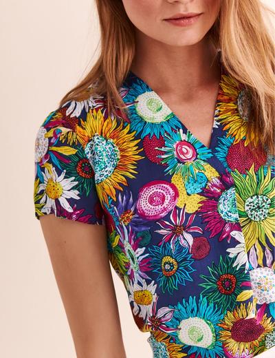 Kolorowa bluzka tkaninowa w kwiaty