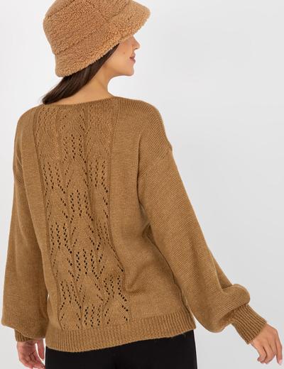 Camelowy cienki sweter klasyczny z dekoltem w serek OCH BELLA