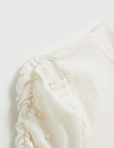 Perłowa prążkowana bluzka z bufistaymi rękawami i półgolfem