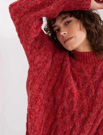 Ciemnoczerwony sweter z warkoczami i ściągaczami