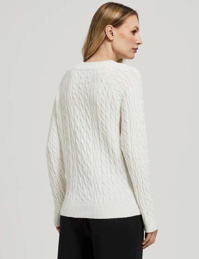 Kremowy sweter damski luźny z ozdobnym splotem