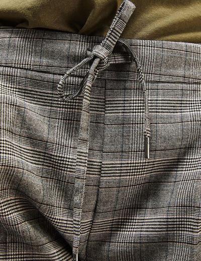 Eleganckie spodnie w kratkę z gumką w pasie - szare