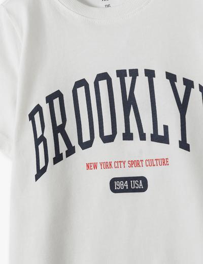 T-shirt chłopięcy z napisem Brooklyn - 5.10.15.