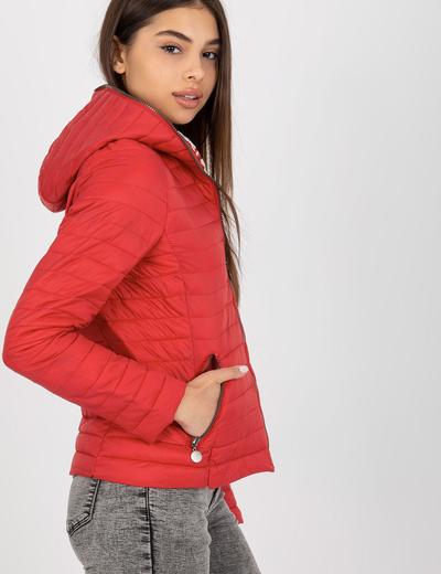 Czerwona kurtka pikowana z kieszeniami