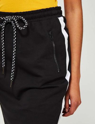 Bawełniana sportowa spódnica z lampasami - czarna