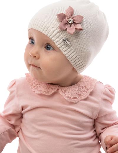Czapka niemowlęca bawełniana biała ozdobiona różowym kwiatkiem