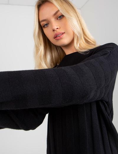 Czarny prążkowany sweter klasyczny z wiskozą