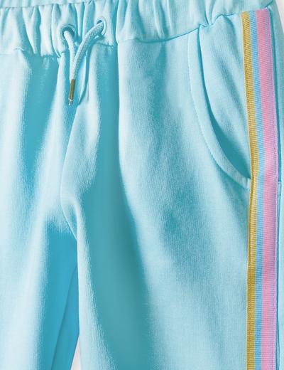 Niebieskie spodnie dresowe dla dziewczynki z kolorowymi lampasami - 5.10.15.