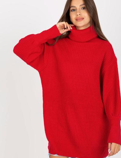 Czerwony dzianinowy sweter z golfem