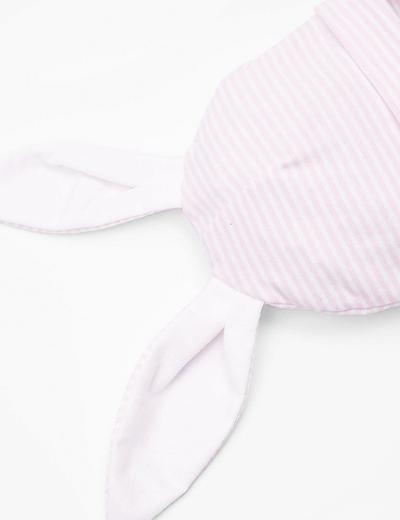 Różowa wiązana pod szyją czapka dla niemowlaka