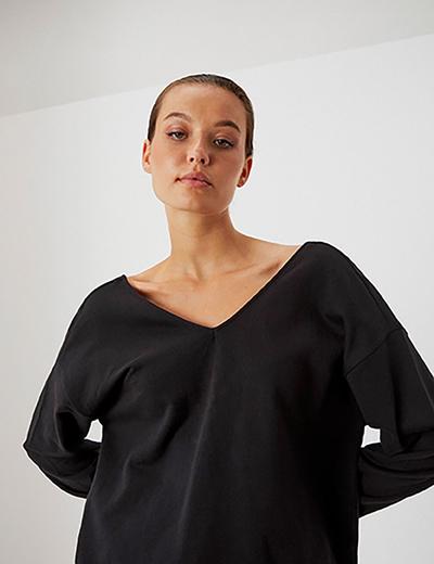 Bawełniana bluza dla kobiet z dekoldem w serek - czarna
