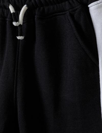 Czarne spodnie dresowe dziewczęce z paskami