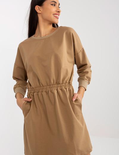 Camelowa mini sukienka damska dresowa z gumką w pasie