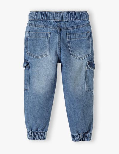 Spodnie jeansowe dla chłopca z naszywkami