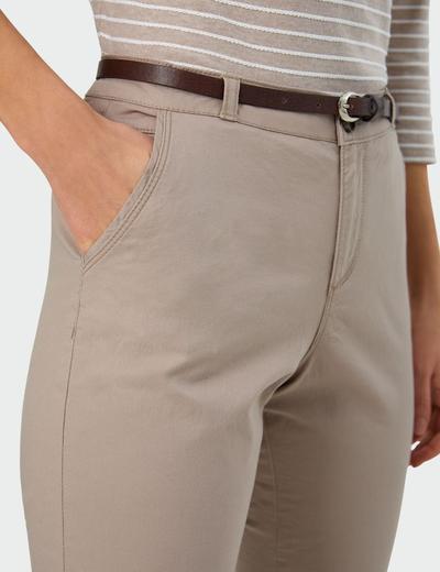 Beżowe  spodnie typu chino, pasek z ekologicznej skóry